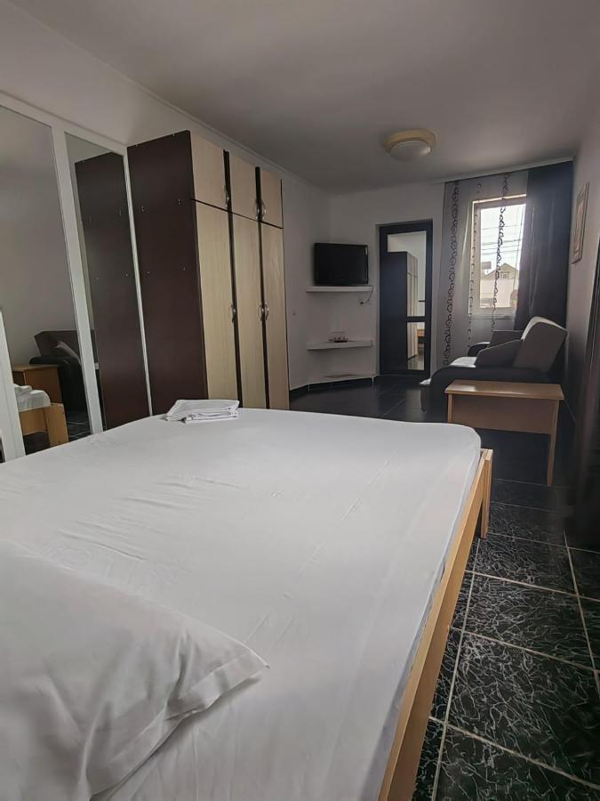 Casa Alexandru Hotel Două Mai Екстериор снимка